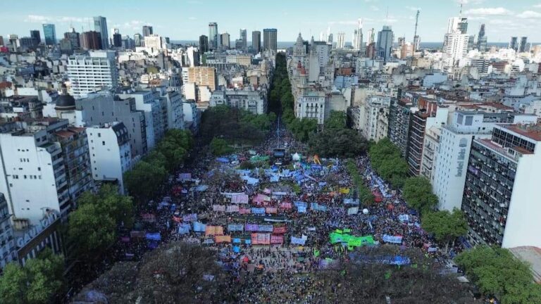 Cientos de miles salieron en Argentina a defender a la educación pública de los embates de Milei