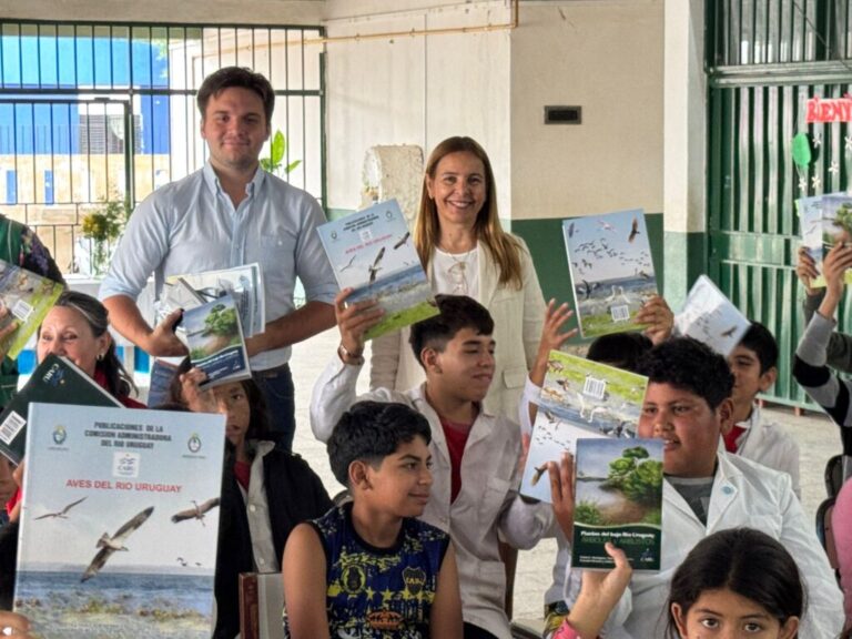La Delegación Argentina de CARU entrega más de 500 libros en Monte Caseros