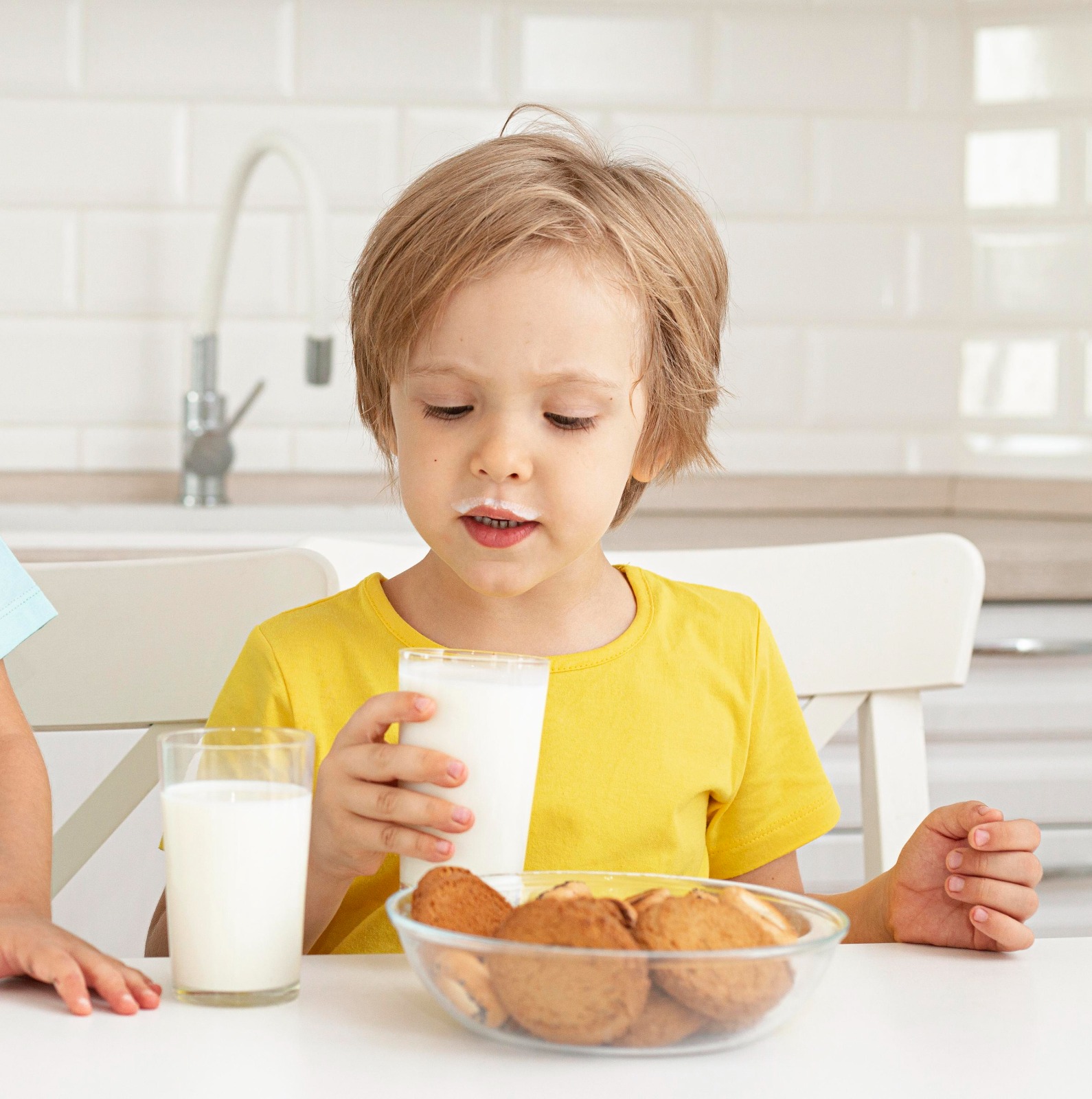 La leche es esencial para el desarrollo y crecimiento de los niños.