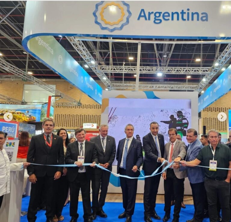 Scioli encabezó la delegación argentina en busca de inversiones en Colombia