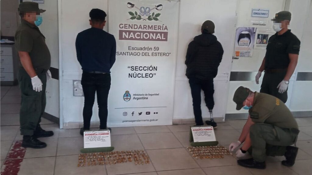 Dos ciudadanos bolivianos detenidos con casi 2 kilos de droga en sus cuerpos Dos ciudadanos bolivianos detenidos con casi 2 kilos de droga en sus cuerpos