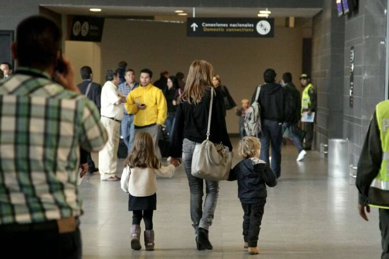 Migraciones moderniza la Autorización de Viaje para Menores
