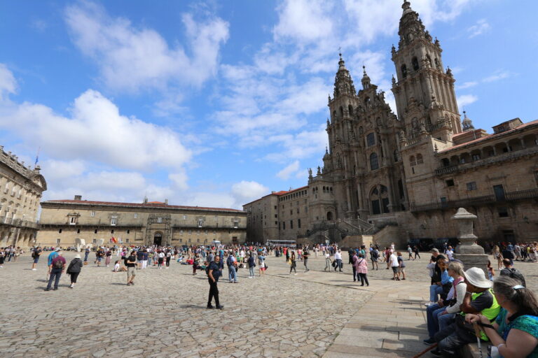 Tras años de turistificación, Santiago se ha encontrado con un problema: es más fácil comprar un souvenir que el pan