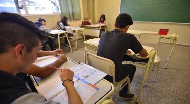 Flojo desempeño en la Prueba Aprender Secundaria: el 58% de los estudiantes alcanza el nivel satisfactorio en Lengua, pero solo el 14,2% en Matemática