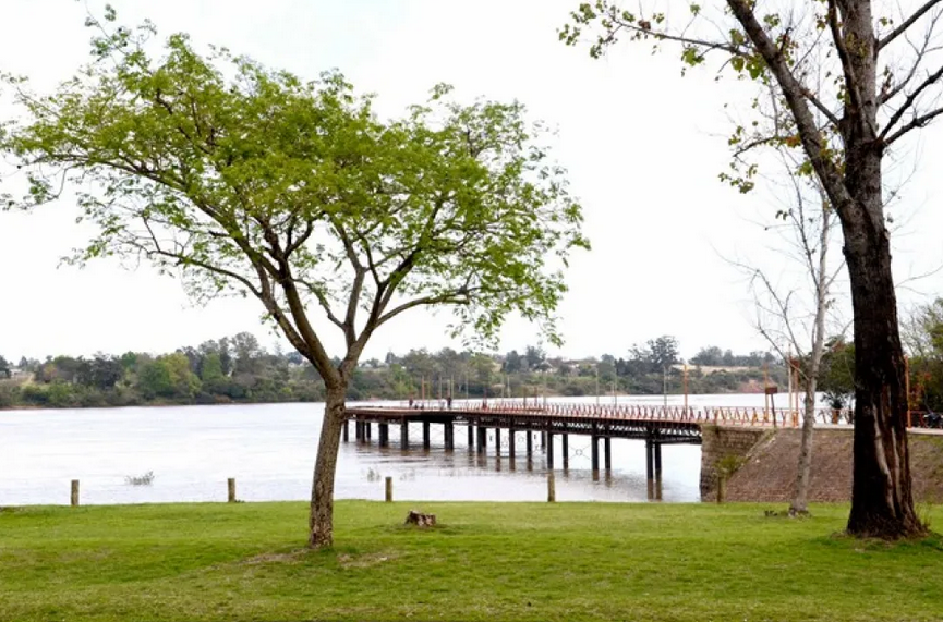 “Una experiencia muy triste” dijeron testigos /Una persona se arrojó al río en el Muelle Negro