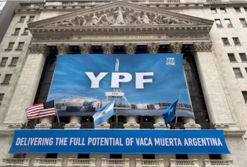 YPF: Justicia de EEUU ordena que Argentina le transfiera el 51% de las acciones a demandantes YPF: Justicia de EEUU ordena que Argentina le transfiera el 51% de las acciones a demandantes