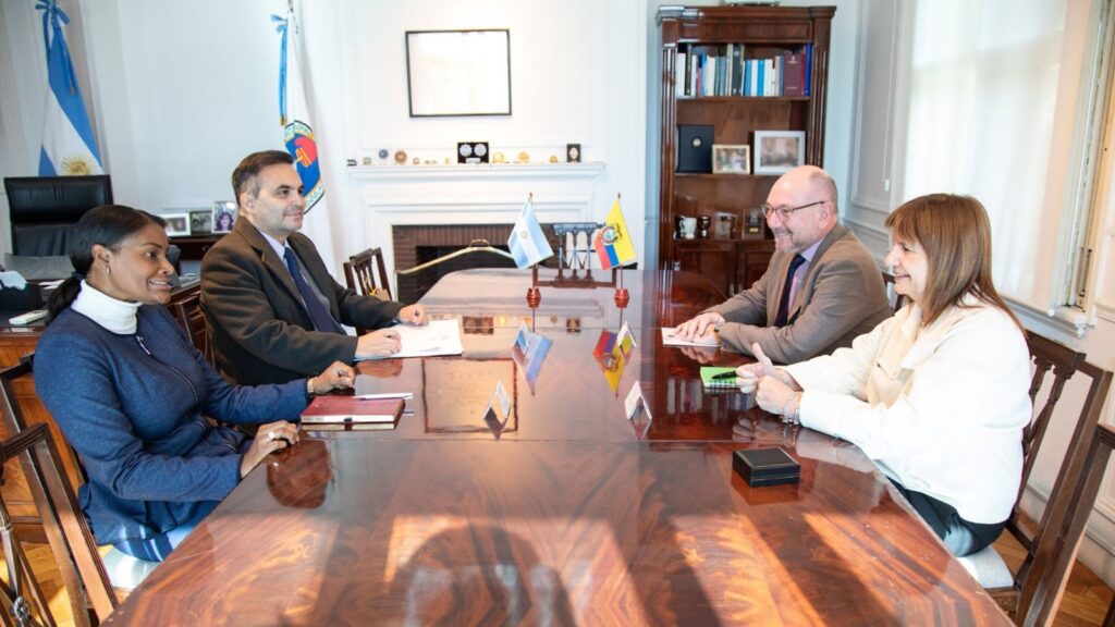 La Ministra Patricia Bullrich se reunió con la embajadora de Ecuador en Argentina, Diana Salazar Méndez La Ministra Patricia Bullrich se reunió con la embajadora de Ecuador en Argentina, Diana Salazar Méndez