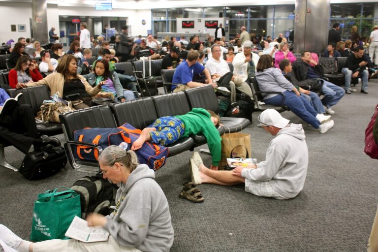 Europa tiene un mensaje para los turistas que van a volar: prepárense para un verano de retrasos y cancelaciones históricas