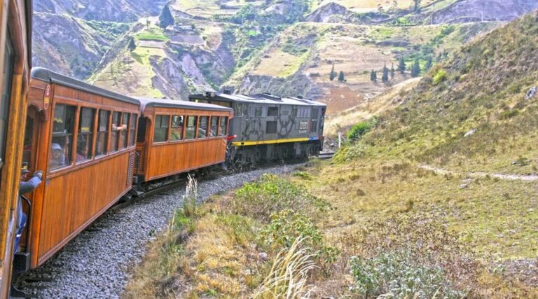 El tren de Ecuador vuelve a la ruta Nariz del Diablo