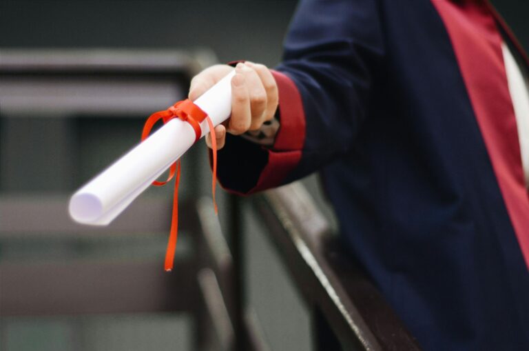 ¿Es un título universitario esencial para el éxito profesional?