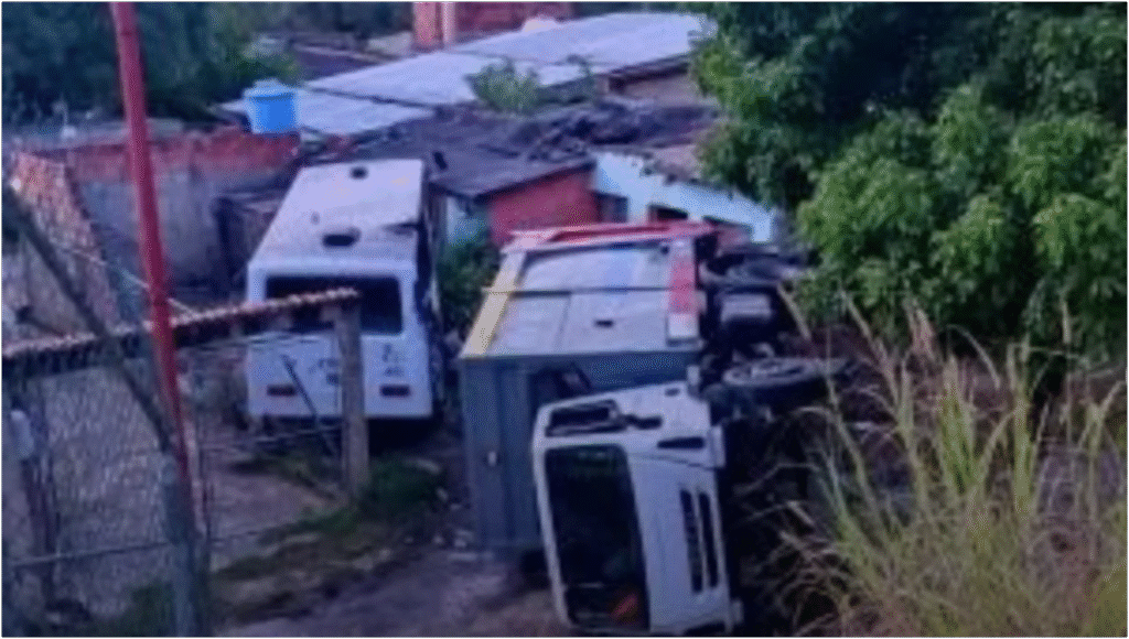Camión del aseo pierde el control y ocasiona accidente en Guatamare