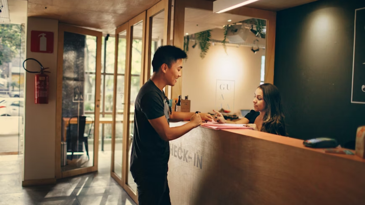 ¿Puede un hotel pedirme la copia del DNI para reservar? Esto es lo que dice la ley