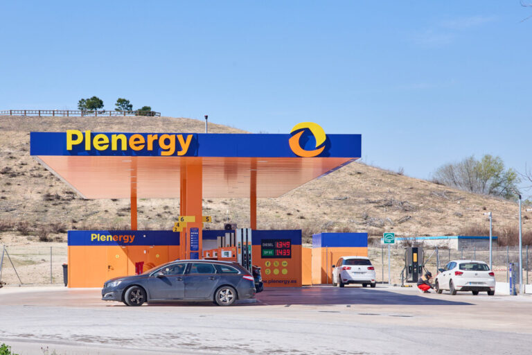 «No vale para nada. Lo ponemos porque la gente cree que es bueno»: el debate sobre los aditivos de la gasolina vuelve con fuerza
