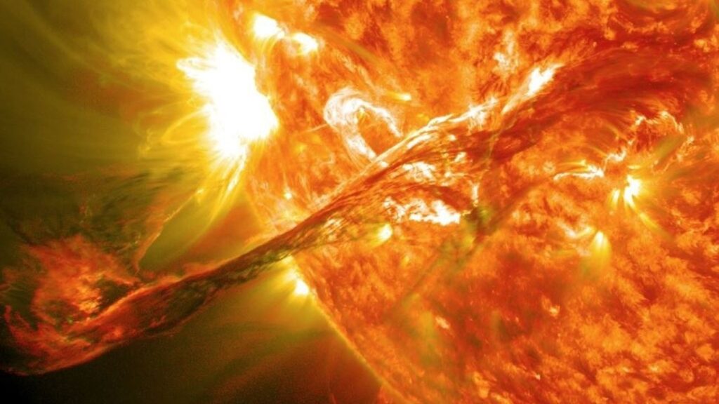 Una tormenta solar golpea la Tierra: afecta las comunicaciones y genera auroras