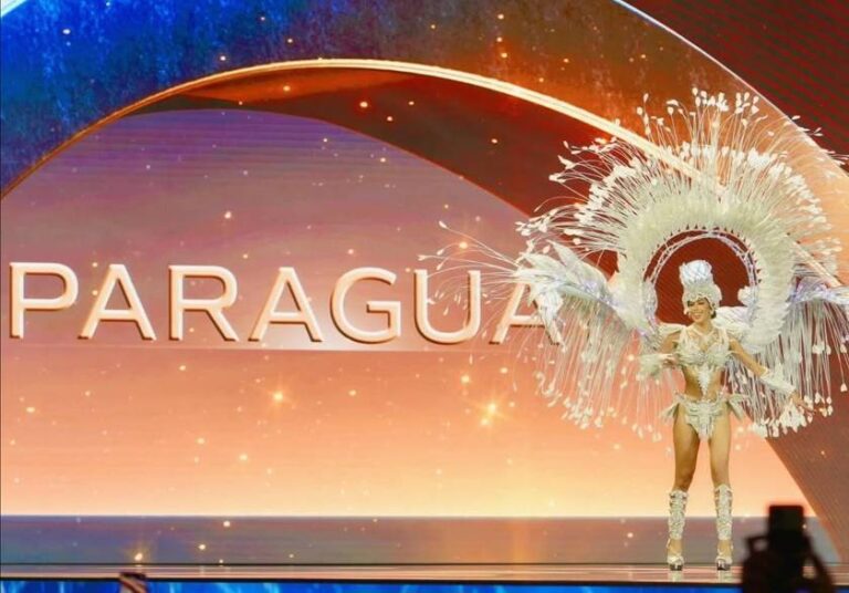 Ñande miss fue una luciérnaga en el desfile de traje alegórico
