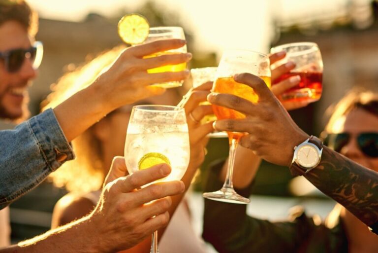 ¿Cuánto alcohol se considera ‘normal’? Una experta aclara uno de los mitos más comunes.