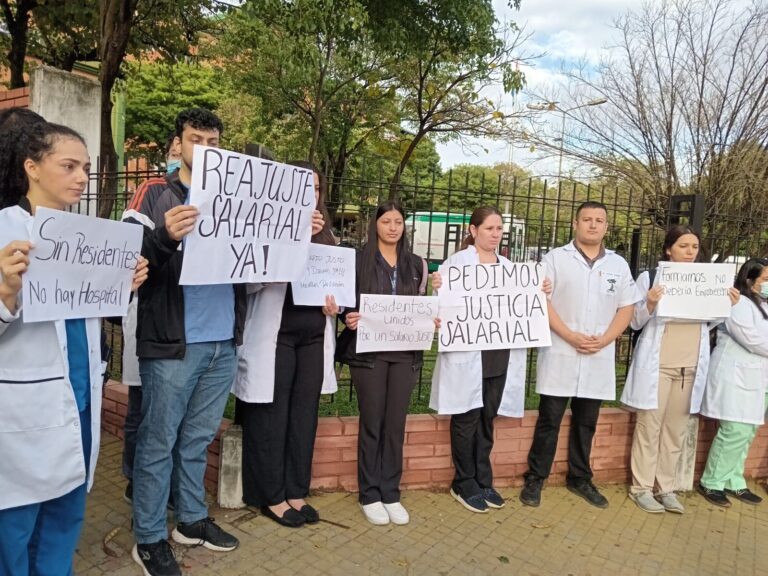 Médicos civiles del Hospital Militar exigen reajuste salarial