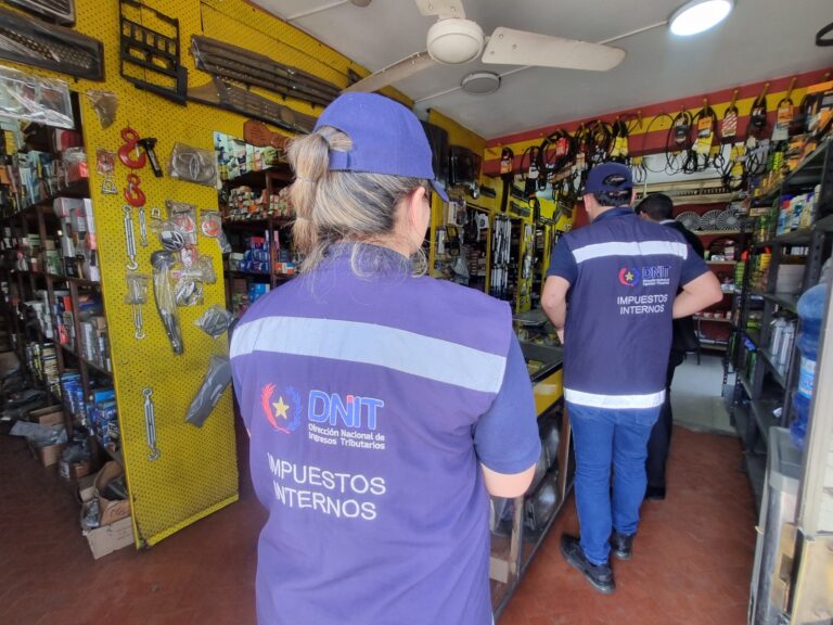 DNIT clausura temporal de 14 locales comerciales en varias ciudades por incumplimiento tributario