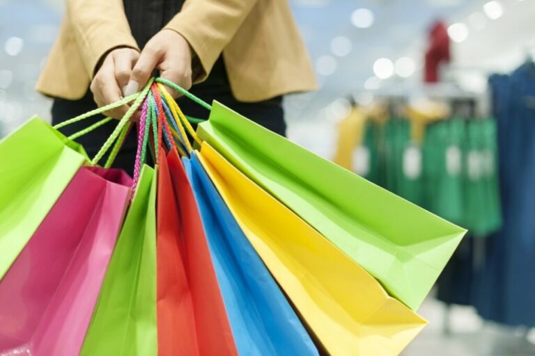 Psicóloga alerta sobre el ‘Black Friday’: la falta de sueño intensifica el deseo de compras innecesarias.