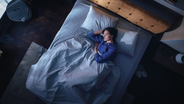 Dormir poco o mal de lunes a viernes: ¿se puede recuperar durmiendo más en el fin de semana? Este es el daño oculto que causa.