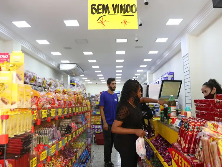 Inflación oficial de Brasil baja al 3,81% en 12 meses