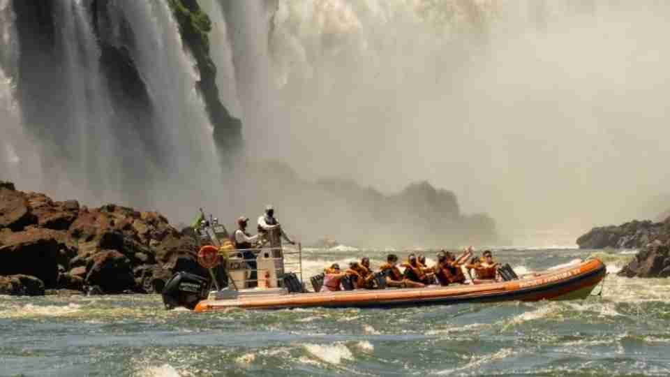 Brasil: Embarcación del Macuco Safari vuelca durante paseo en las Cataratas del Iguazú y reabre el debate sobre la seguridad turística Brasil: Embarcación del Macuco Safari vuelca durante paseo en las Cataratas del Iguazú y reabre el debate sobre la seguridad turística