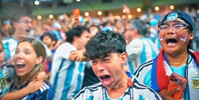 El desahogo de Messi: festejo de rodillas entre lágrimas en el césped y un abrazo íntimo con Scaloni tras la remontada ante Inglaterra