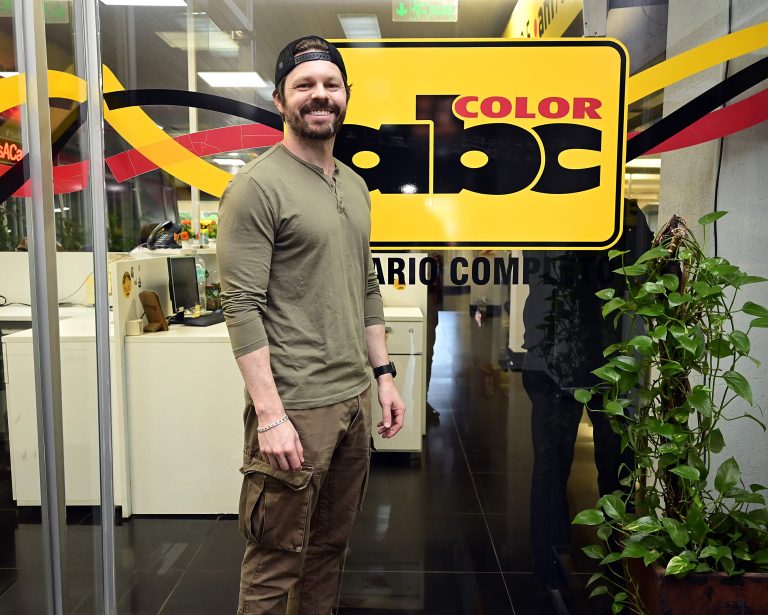 Entrevista con Blake Webb, el actor de la serie “Rosario Tijeras” que está cautivado con Paraguay