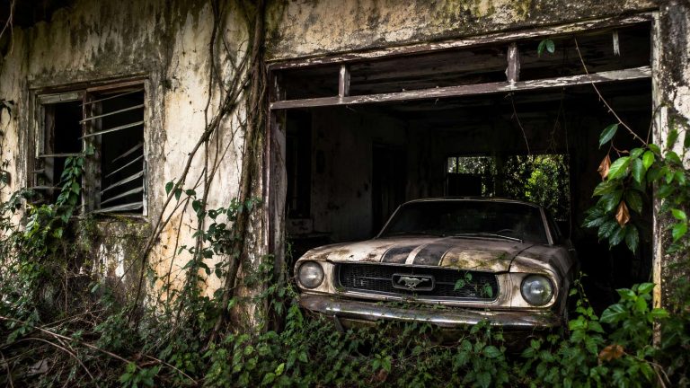 El Mustang embrujado que nadie ha conseguido sacar de una casa abandonada de Mayagüez