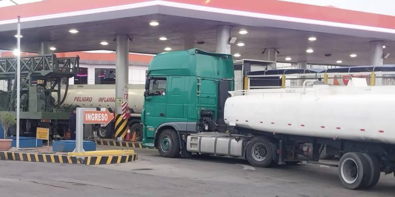 «2do Gasolinazo»: Paz habla de «decisiones difíciles» y Vice advierte de un nuevo alza de combustibles || Chóferes ya advierten que un nuevo precio se vería reflejado en las tarifas de transporte.