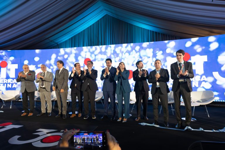 Aerolíneas Argentinas presentó en FIT 2026 su oferta para la temporada de verano