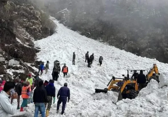 Al menos 14 desaparecidos tras una avalancha en el Himalaya