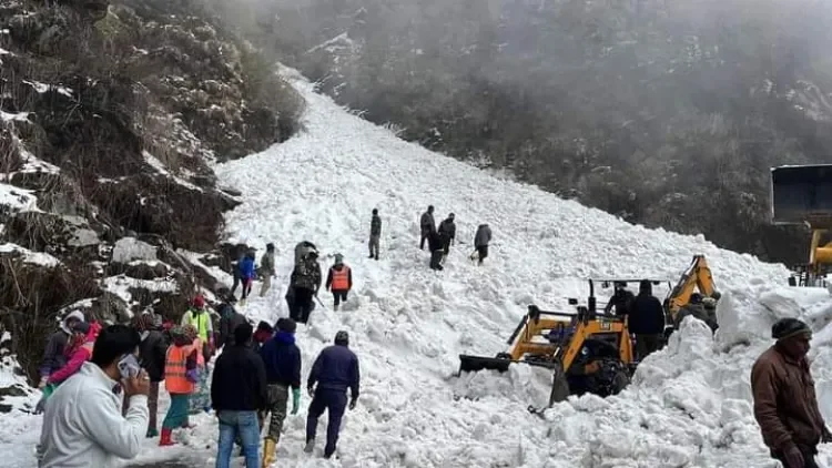 Al menos 14 desaparecidos tras una avalancha en el Himalaya