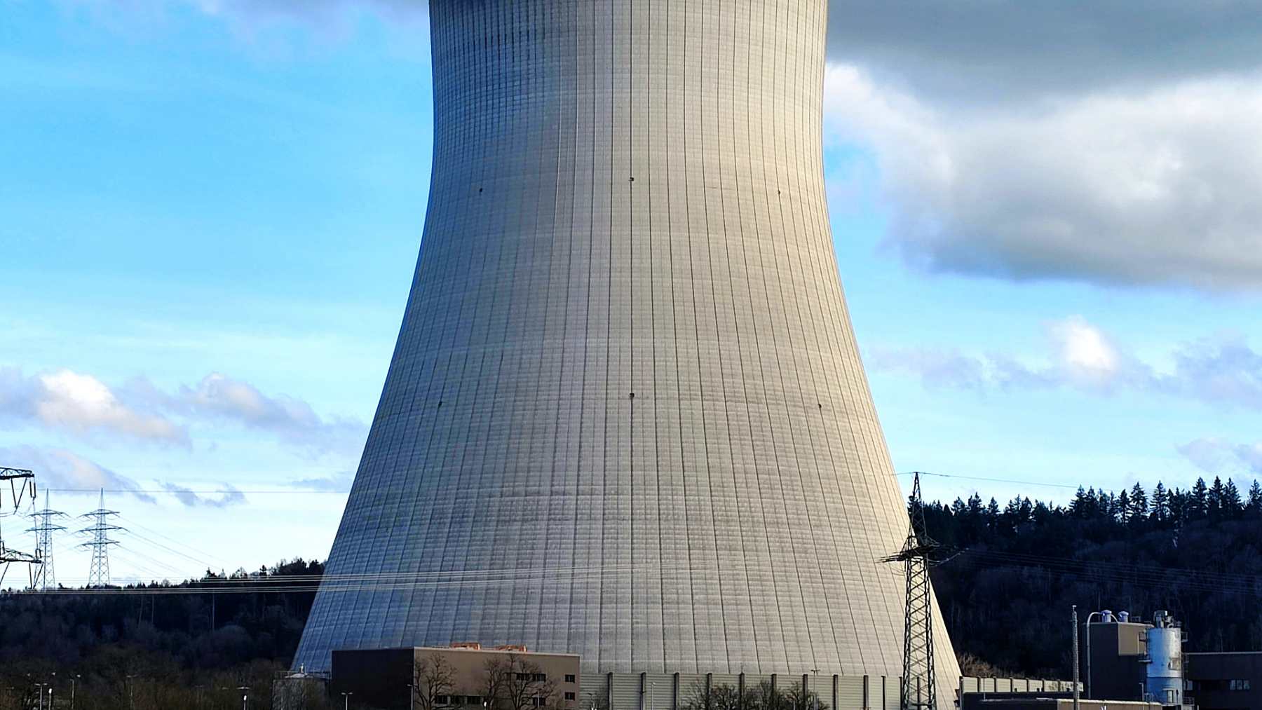 Alemania apagó en 2023 la central nuclear Isar II, en Baviera, y ahora una empresa quiere levantar a su lado una batería de 900 megavatios con un centro de datos de inteligencia artificial, aunque todavía no ha dicho cuántas horas podrá dar electricidad Alemania apagó en 2023 la central nuclear Isar II, en Baviera, y ahora una empresa quiere levantar a su lado una batería de 900 megavatios con un centro de datos de inteligencia artificial, aunque todavía no ha dicho cuántas horas podrá dar electricidad