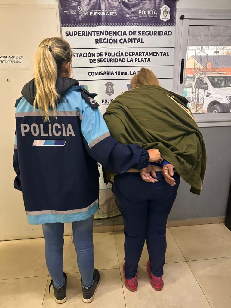 Allanamiento por amenazas en City Bell terminó con una mujer detenida y el secuestro de droga, dinero y municiones