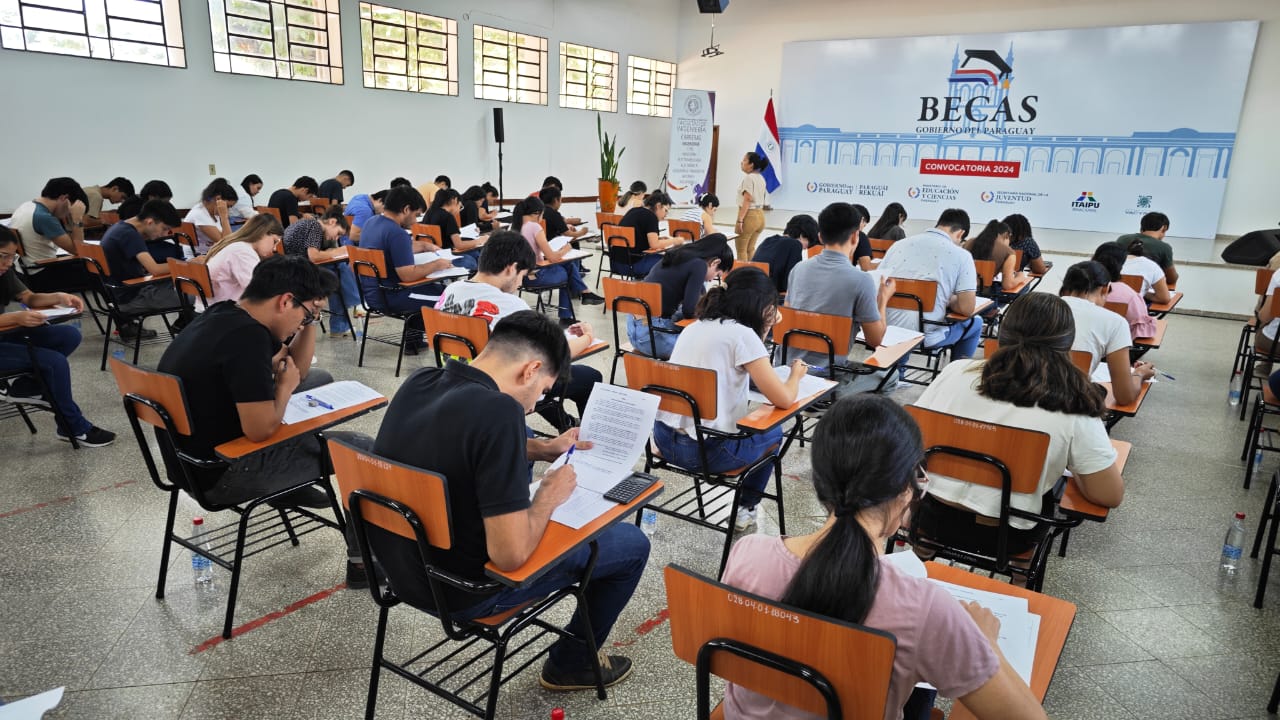 Alta informalidad, carreras saturadas y falta de formación en IA afectan la inserción laboral de los jóvenes en Paraguay Alta informalidad, carreras saturadas y falta de formación en IA afectan la inserción laboral de los jóvenes en Paraguay