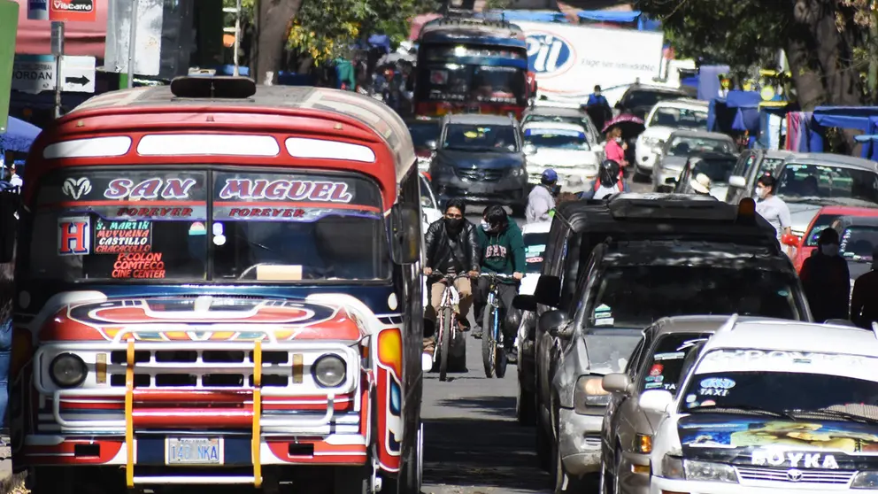 «Ampliado Nacional»: Choferes se reúnen y advierten que no trabajarán con la tarifa actual || El autotransporte boliviano se declara en emergencia y evalúa incrementos tarifarios de hasta el 60%.