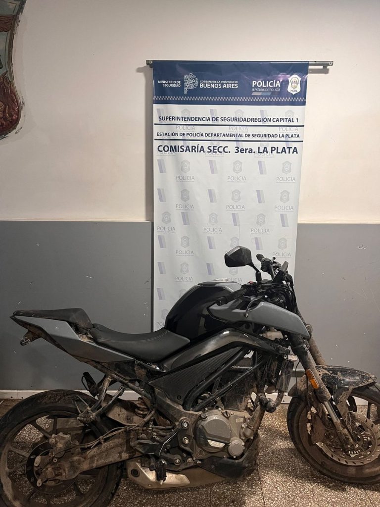 Aprehendieron a un adolescente de 16 años en Los Hornos tras una persecución en una moto robada