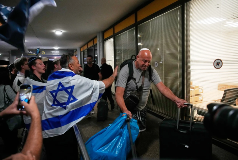 Apuñalamiento en un vuelo rumbo a Israel que califican como un «intento de atentado terrorista»