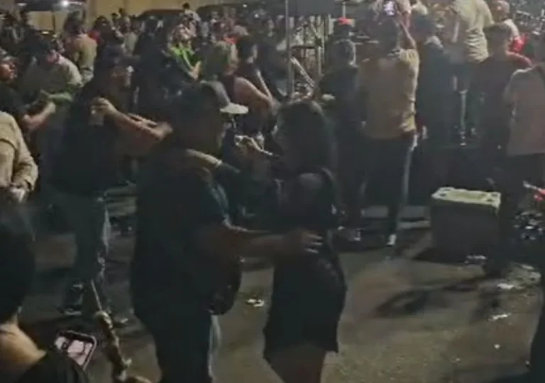 Así "farmean aura" los maracuchos! La Esquina de la tradición se encendió con raspacanilla, charrasca y mucho swing