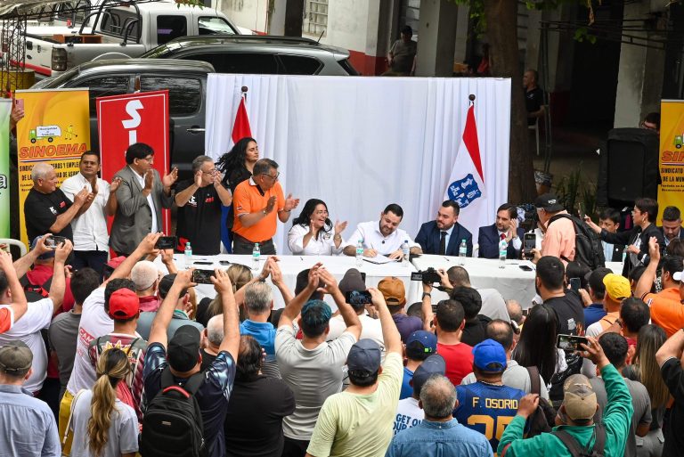 Asunción: Bello firma contrato colectivo con funcionarios pese a críticas
