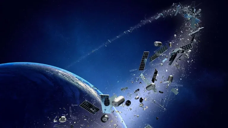 Basura espacial: hay 17.000 toneladas de chatarra orbitando la Tierra y la ESA ya planea cómo retirarla