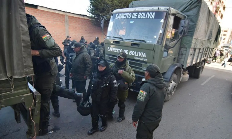 Bolivia — POLICÍAS Y MILITARES DESPLAZADOS A LAS CARRETERAS: Para evitar protestas por el precio del diésel