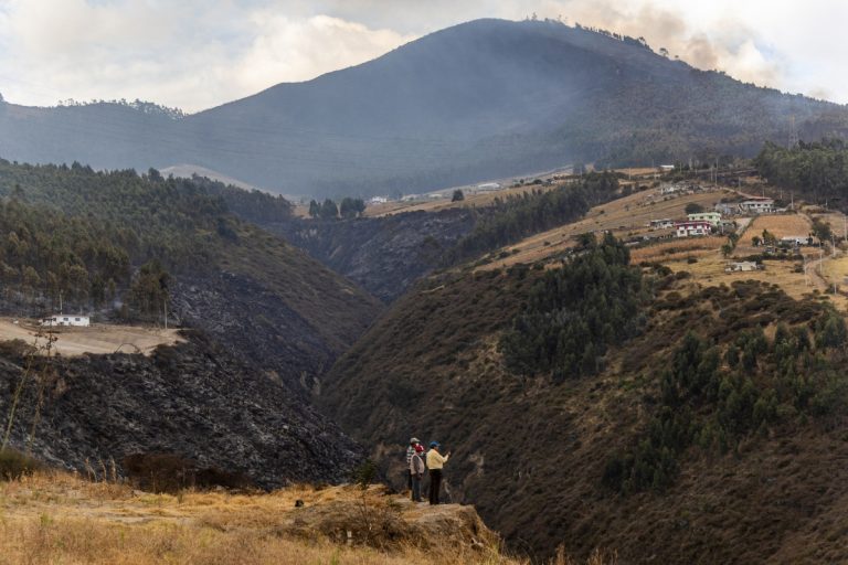 Bomberos Quito no detecta puntos calientes en el cerro Casitagua tras evaluación de 48 horas