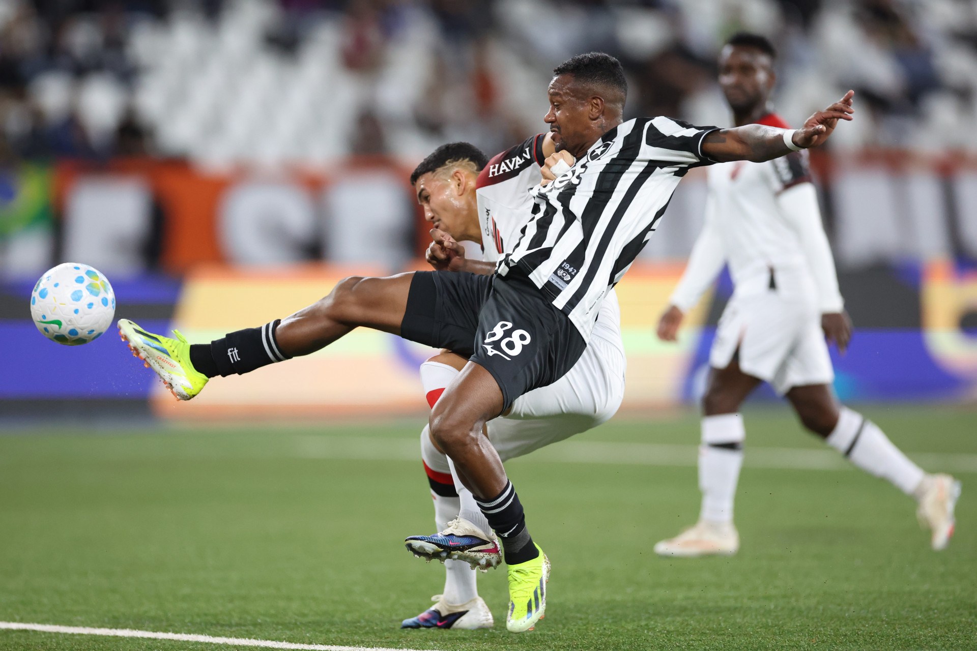 Botafogo perde Edenilson por até 6 semanas na reta final do Brasileirão Botafogo perde Edenilson por até 6 semanas na reta final do Brasileirão