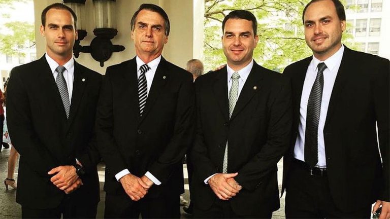 Brasil — Ataques à santa e à CNBB são uma prática recorrente dos Bolsonaros, diz estudo