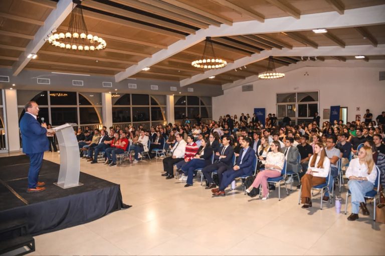 Camilo promete seguridad a universitarios y afirma que “no tiene techo de vidrio”