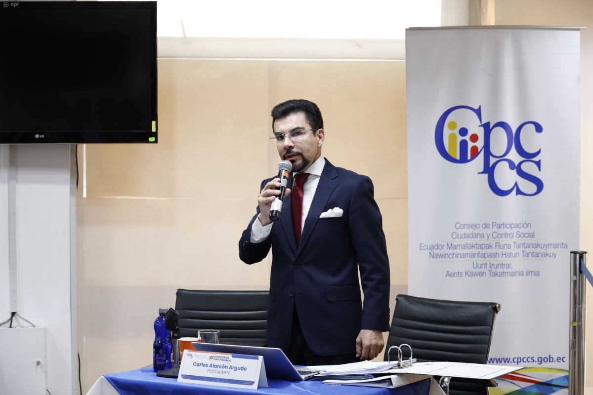 Carlos Alarcón sigue en el concurso para fiscal general