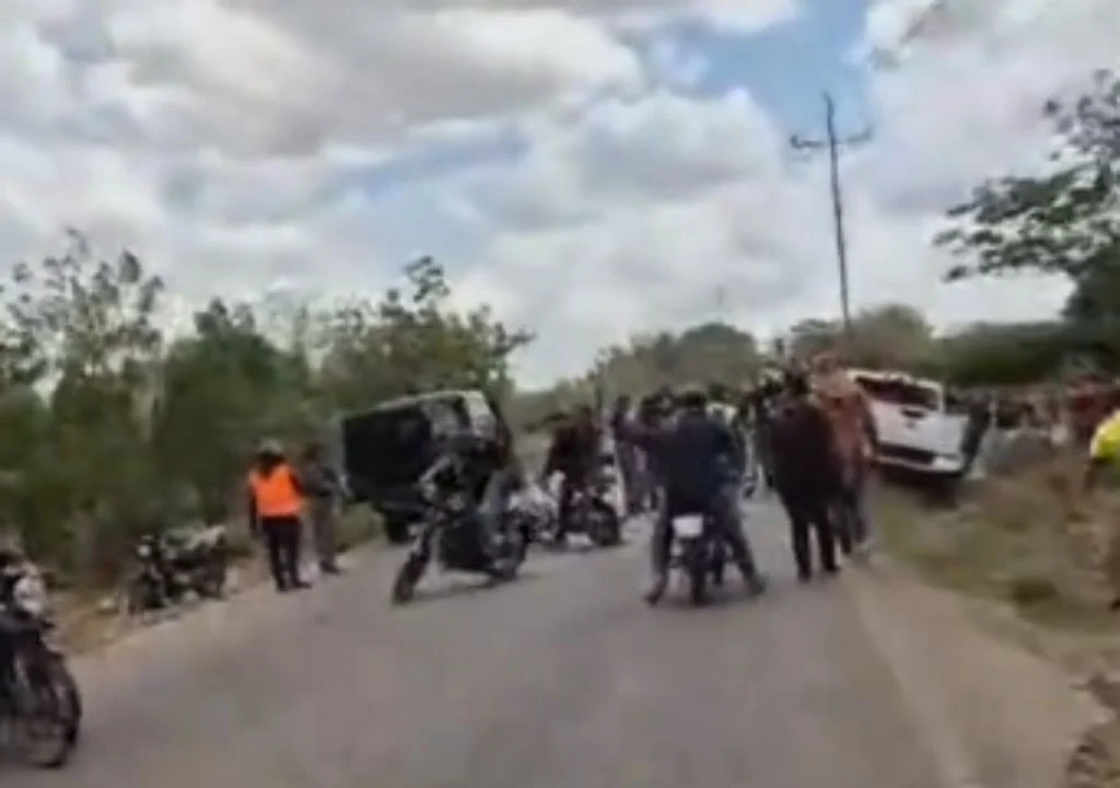 Comunidad retiene a presuntos funcionarios policiales e incendia vehículo tras altercado en el municipio Mara Comunidad retiene a presuntos funcionarios policiales e incendia vehículo tras altercado en el municipio Mara