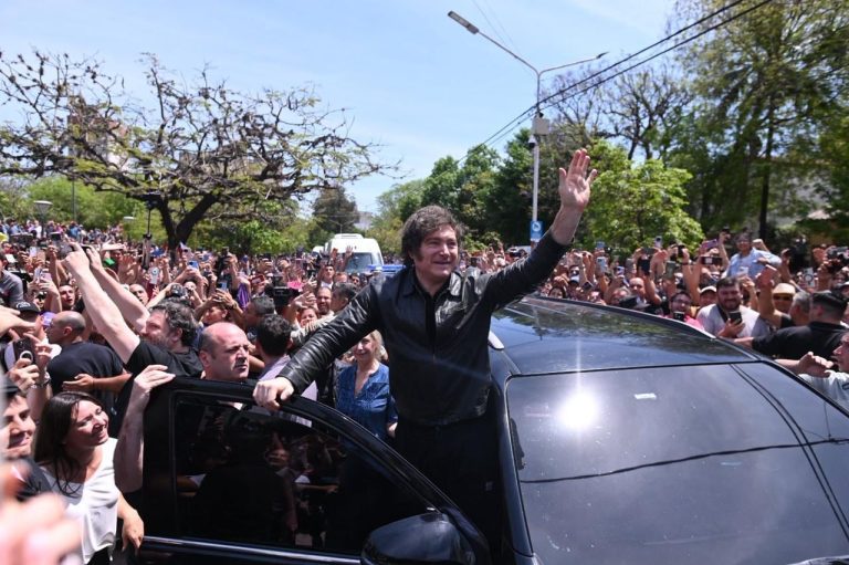 Con “tour electoral” y rondas de negocios, Milei ata su campaña a la suerte del RIGI